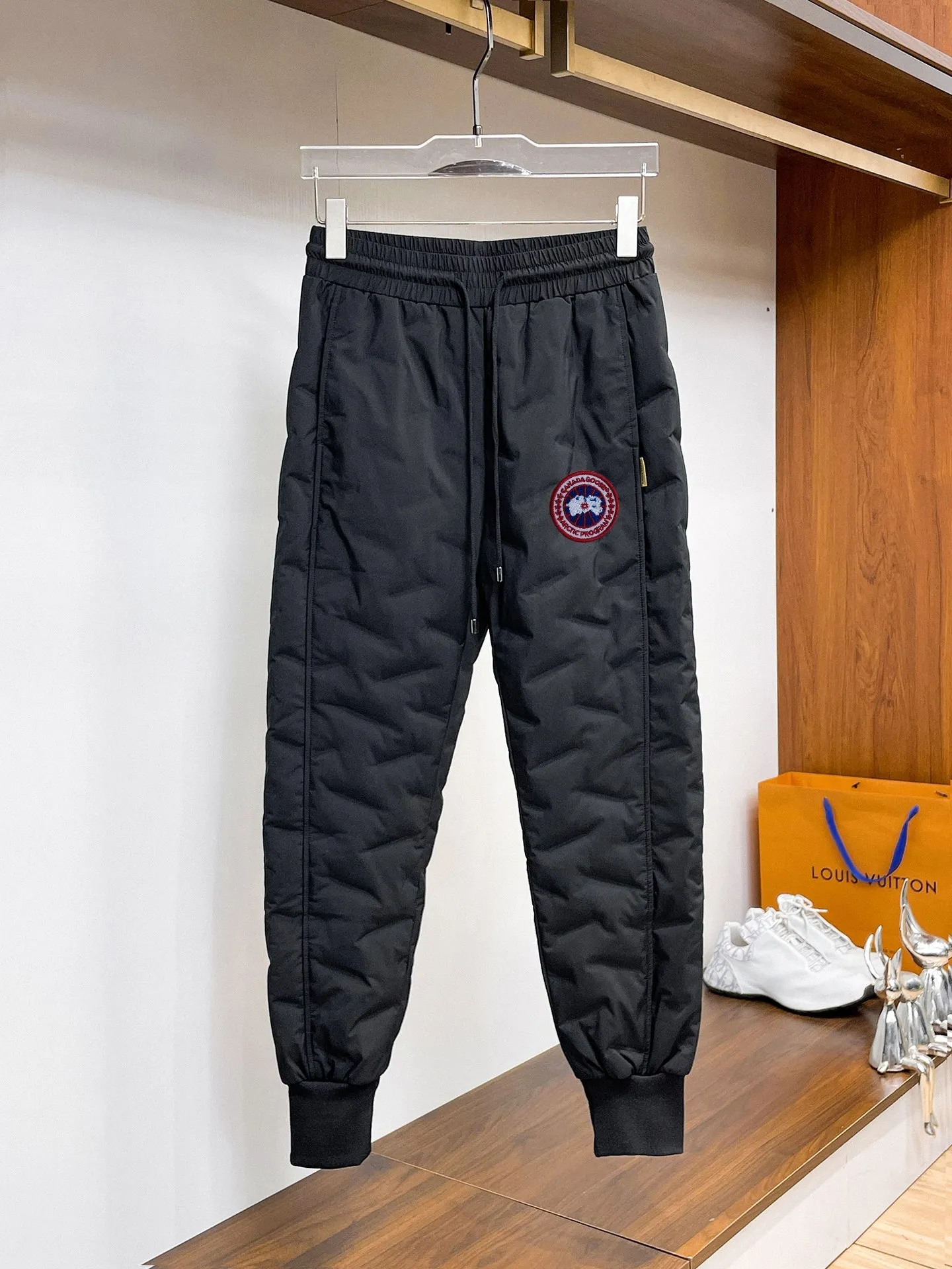 P490 Big Goose🇨🇦 🔥50ss thickened warm down pants, a new autumn and winter product, are here. 🌹Winter essential outdoor windproof, lockable and warm. Made of professional-grade outdoor windproof, waterproof and breathable fabric. Lining is filled with %90 white duck down. Lightweight design. Lightweight and warm. Seamless gluing process on the inside. Made of light and gall-free anti-drilling fabric to effectively prevent velvet running. Original hardware accessories Classic logo matching, simple and versatile, the upper body is stylish and not bloated, the same style for men and women! Size: M-3XL.